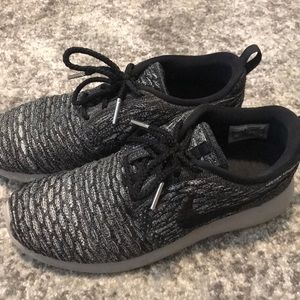 Nike Roshe gray knit sneakers